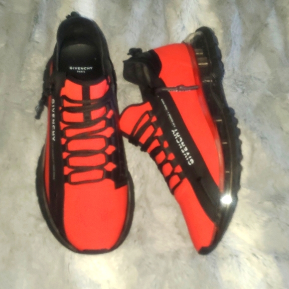 Givenchy air bubble tracks